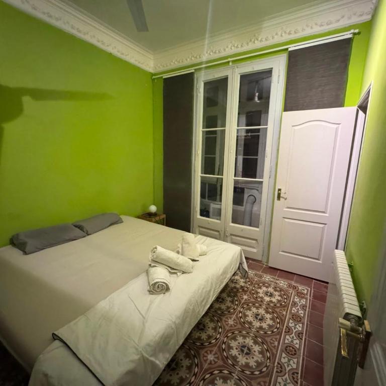 Spacious aptmt close to Pl Universidad and Pl Catalunya, 2,5 bedrooms, balcony, heating, elevator Min 31 nights - Apartamento Deluxe de 2 dormitorios con balcón - 25