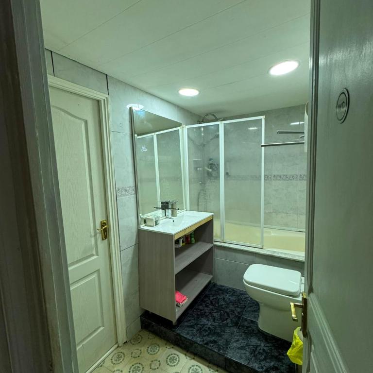 Spacious aptmt close to Pl Universidad and Pl Catalunya, 2,5 bedrooms, balcony, heating, elevator Min 31 nights - Apartamento Deluxe de 2 dormitorios con balcón - 23