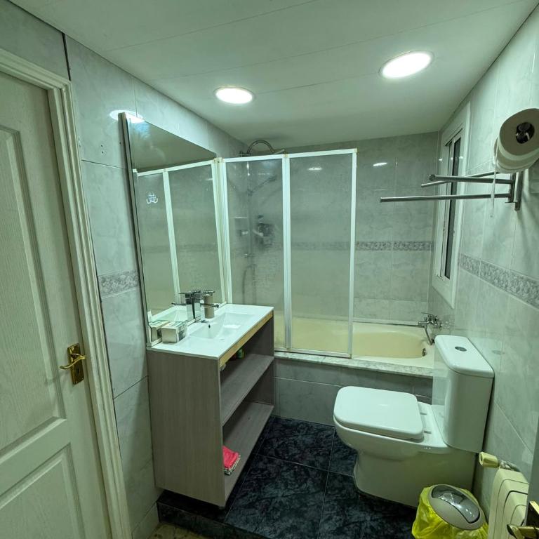Spacious aptmt close to Pl Universidad and Pl Catalunya, 2,5 bedrooms, balcony, heating, elevator Min 31 nights - Apartamento Deluxe de 2 dormitorios con balcón - 22
