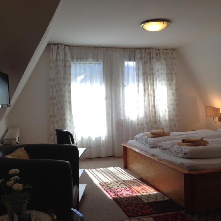 Romantic-Pension Albrecht - Villa next to UNESCO World Heritage - since 1901 - Doppelzimmer - Dachgeschoss mit Balkon und Blick auf beide Burgen - 3