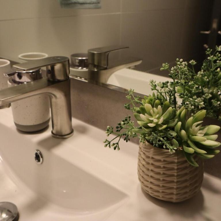 Modern apartment, ideal for shopping and sightseeing - One-Bedroom Apartment - 9