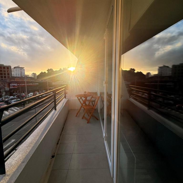 Premium Suite Parking gratis check-in 24 horas - Studio Apartment with Balcony - 3