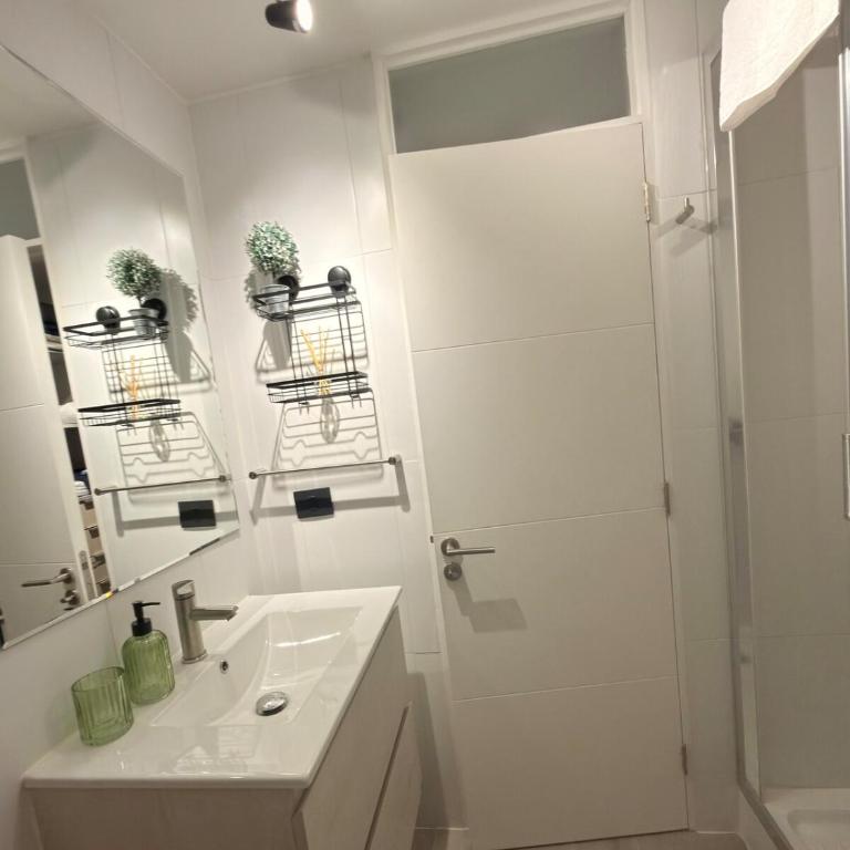 Premium Suite Parking gratis check-in 24 horas - Studio Apartment with Balcony - 8