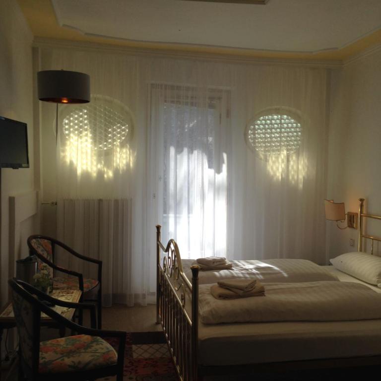 Romantic-Pension Albrecht - Villa next to UNESCO World Heritage - since 1901 - Doppelzimmer mit Balkon und Schlossblick - 5