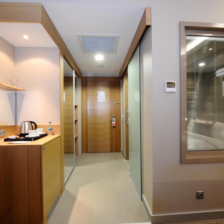Ramada by Wyndham Podgorica - Standard King Room - Non-Smoking - 3