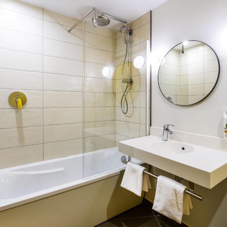 ibis Styles Paris Meteor Avenue d'Italie - Habitación Estándar con 1 cama doble y 2 camas individuales - 3