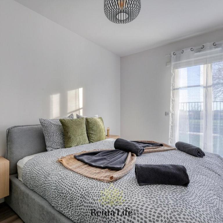 Serrissiens Navarre - 10min Disney - Two-Bedroom Apartment with Garden View - 9