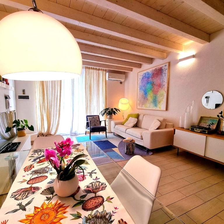Stylish and Chic Escape, Heart of Verona, Wifi-Ac - Appartamento con 2 Camere da Letto - 1