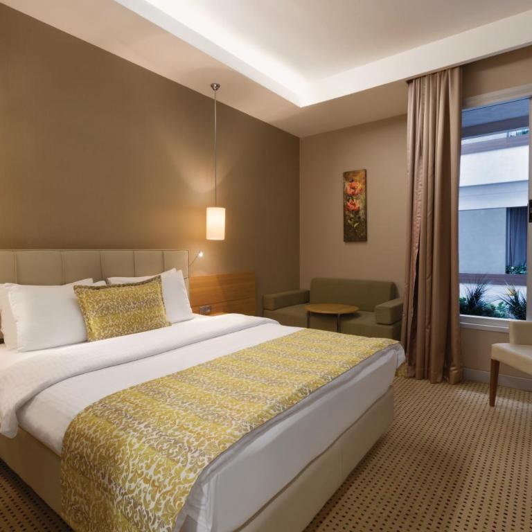 Ramada by Wyndham Podgorica - Efficient Queen Room - 3