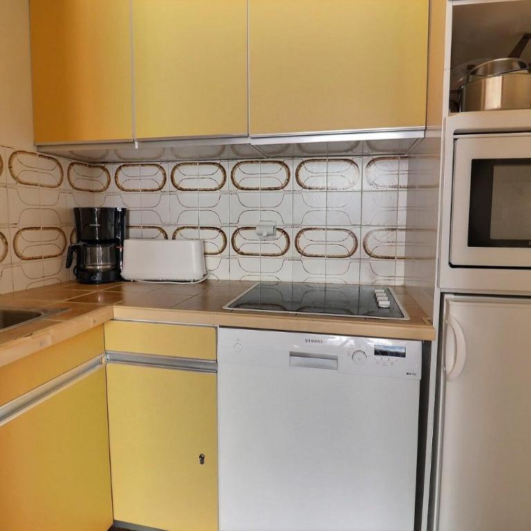 Résidence Plein Soleil - APPARTEMENT ENSOLEILLÉ, TV DANS LE SALON ET LA CHAMBRE MAE-7612 - Appartement - 4