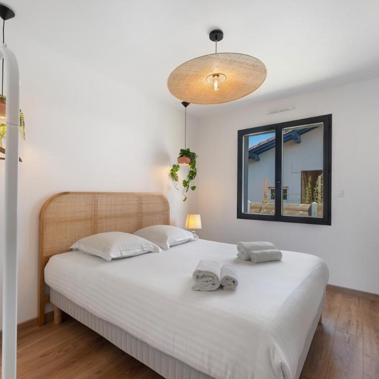 Les chambres Laross - Chambre Triple - Vue sur Jardin - 9
