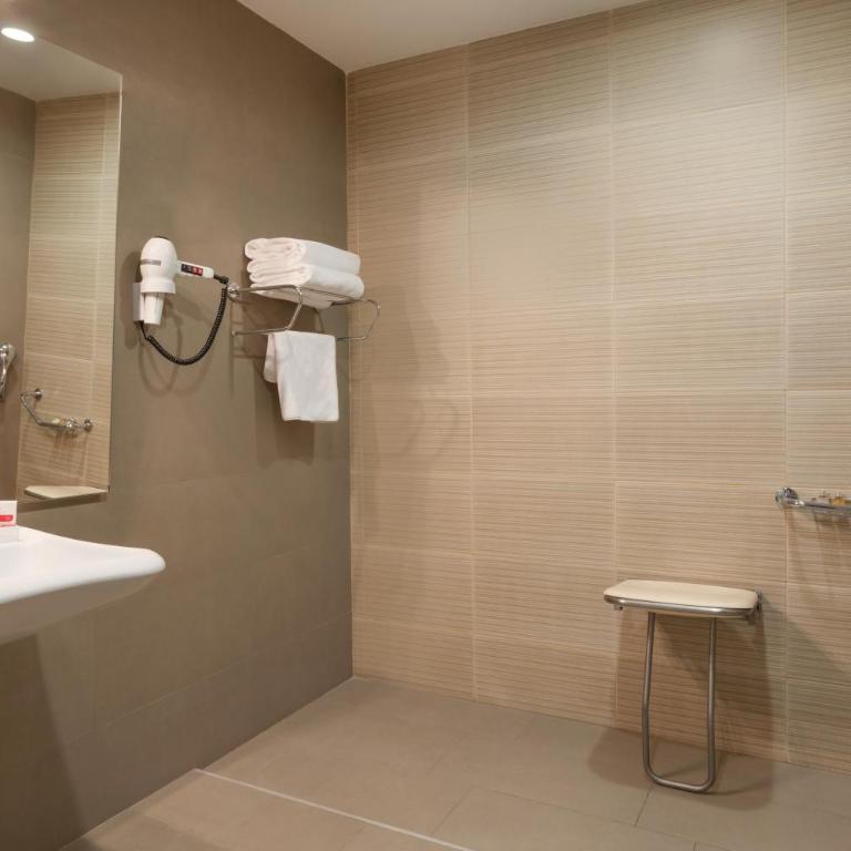 Ramada by Wyndham Podgorica - Twin Room - Disability Access - 1