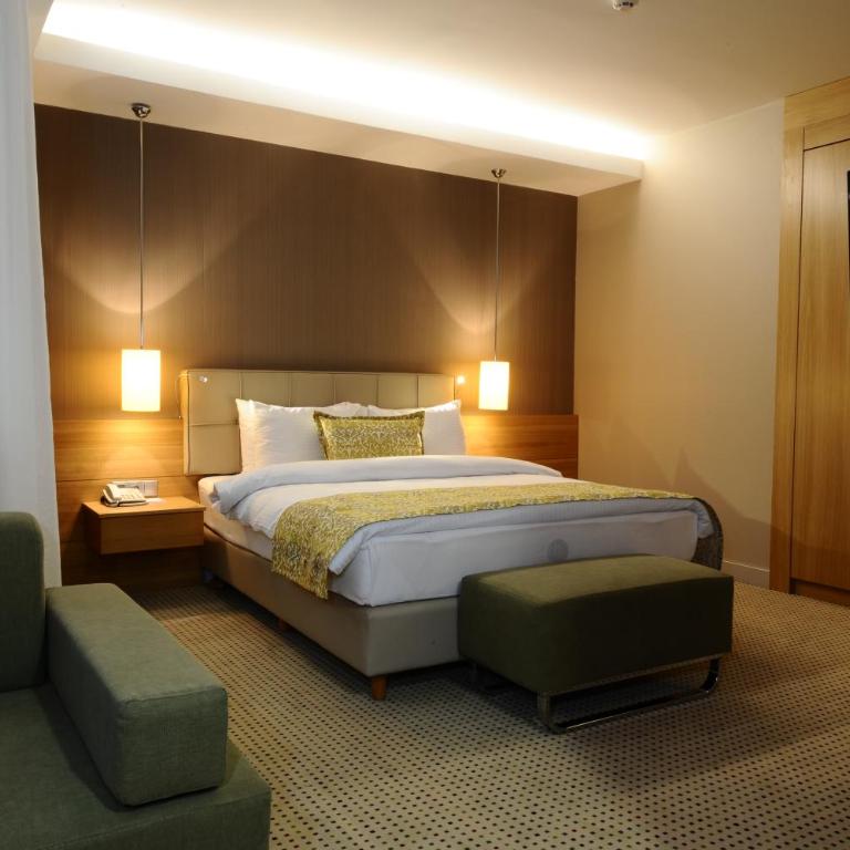 Ramada by Wyndham Podgorica - Queen Suite - 2