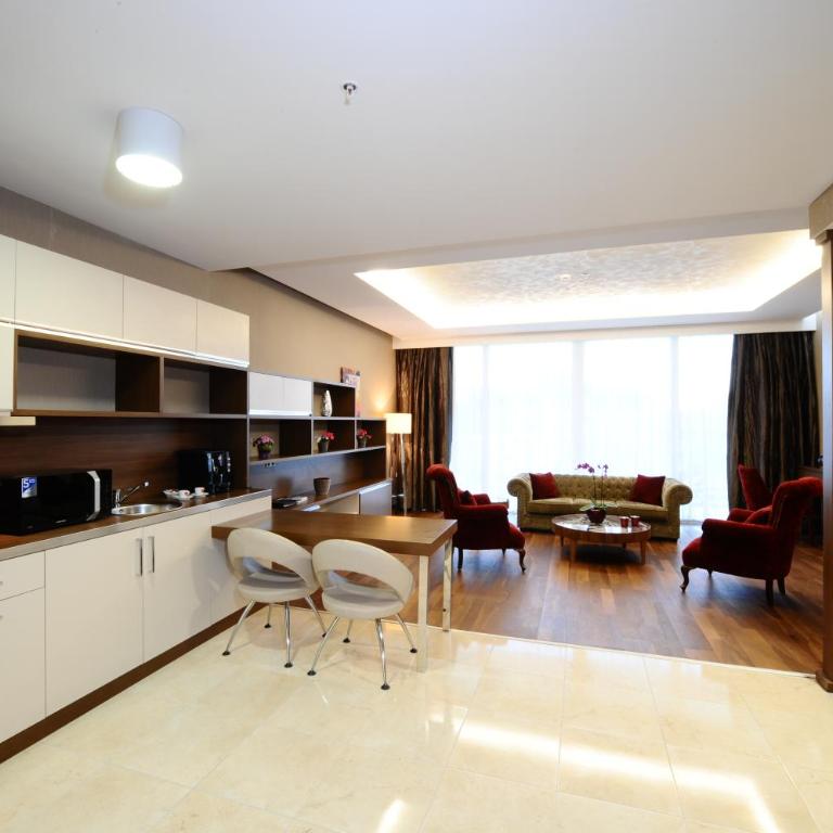 Ramada by Wyndham Podgorica - King Suite - 8