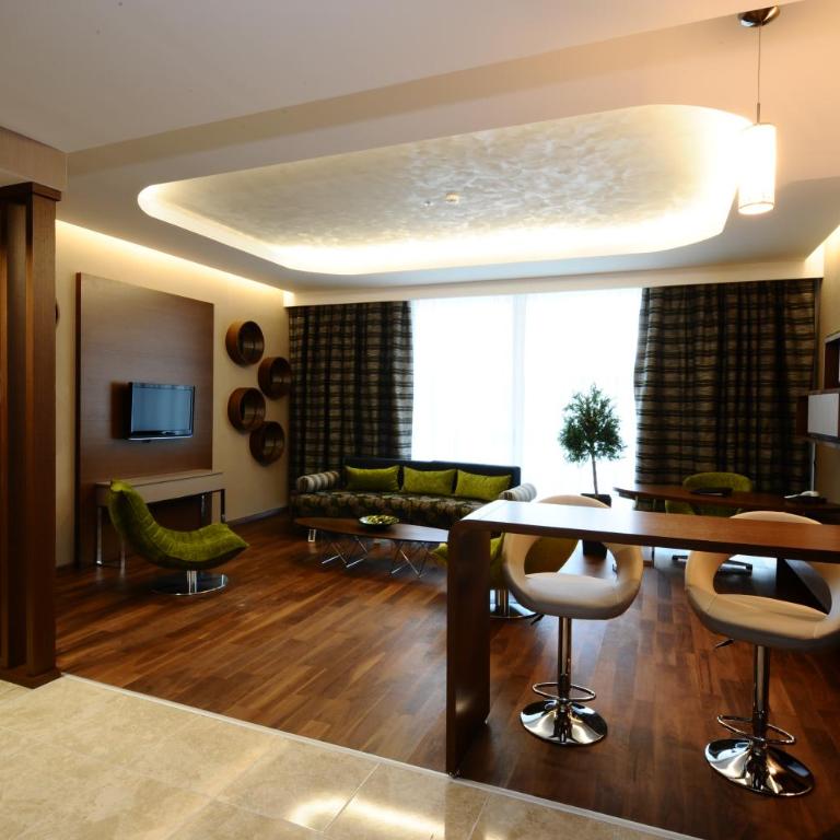 Ramada by Wyndham Podgorica - King Suite - 9