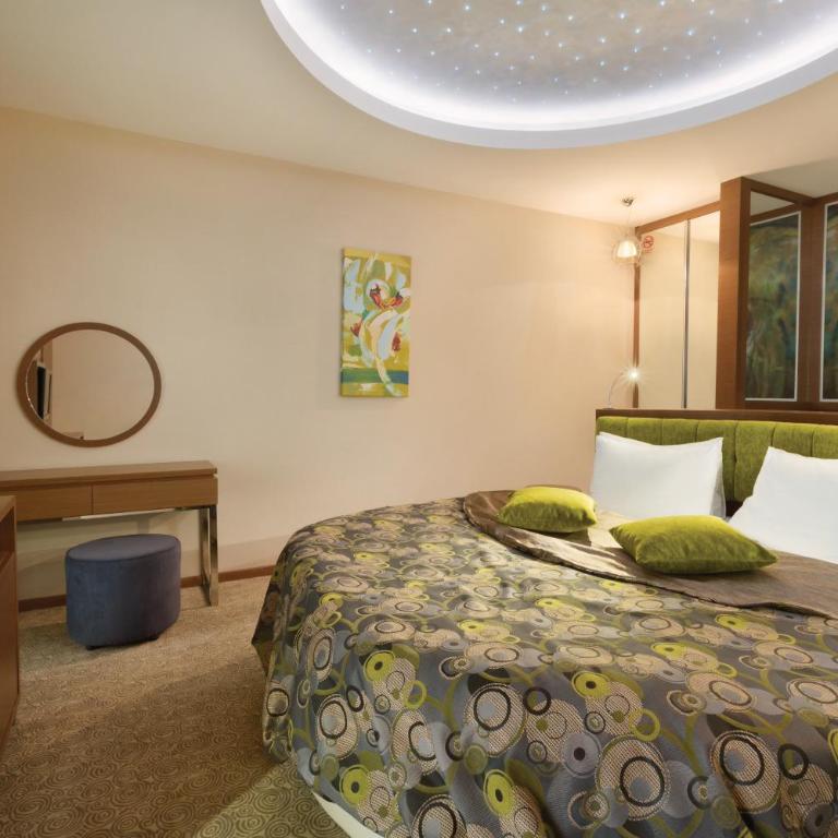 Ramada by Wyndham Podgorica - King Suite - 4