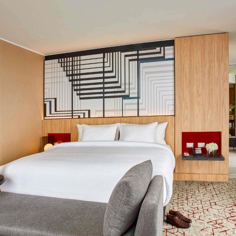 Pullman Lima Miraflores - Junior Suite con cama extragrande y acceso al salón executive - 1