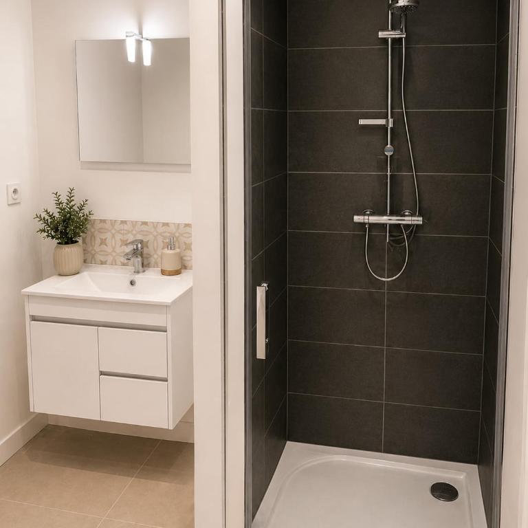 L'Azur - T2 avec jardin, terrasse et climatisation - Apartment mit 1 Schlafzimmer - 9