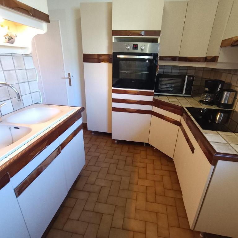 Résidence Saint Christophe - Logement traversant, agréable et lumineux à 2 pas de la cure ! MAE-7244 - Appartement - 6