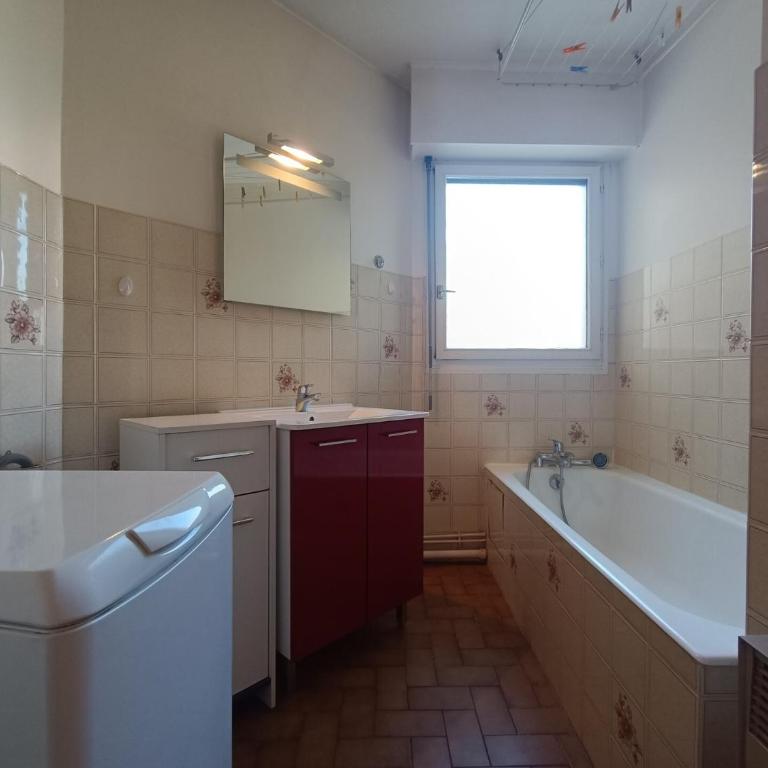 Résidence Saint Christophe - Logement traversant, agréable et lumineux à 2 pas de la cure ! MAE-7244 - Appartement - 10