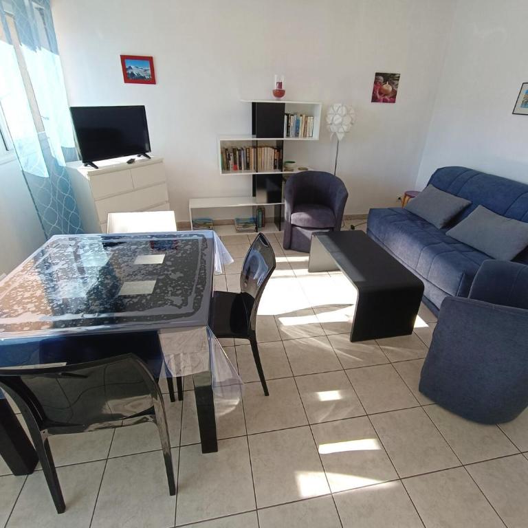 Résidence Saint Christophe - Logement traversant, agréable et lumineux à 2 pas de la cure ! MAE-7244 - Appartement - 12