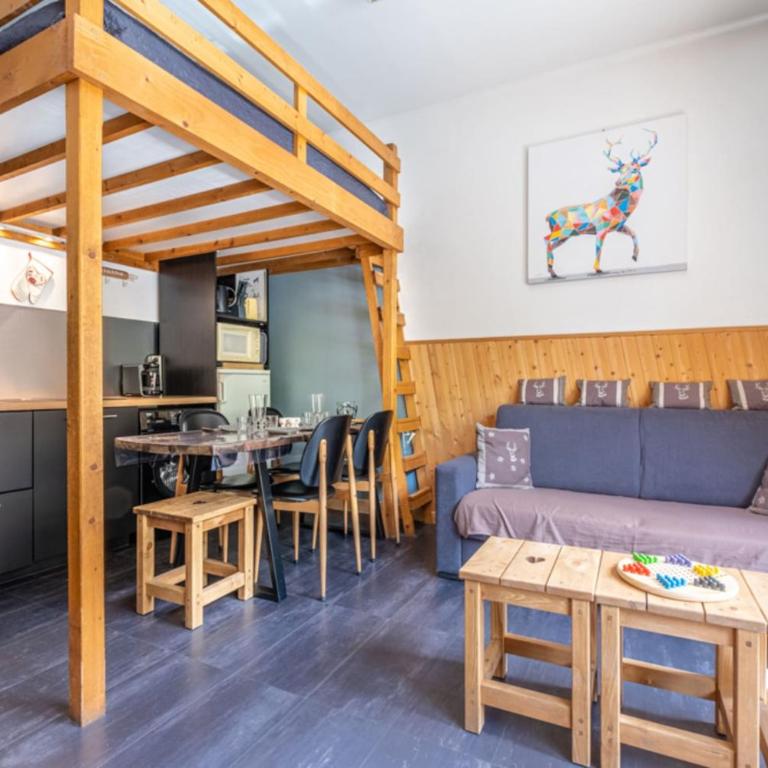 Warm Haven in Chamonix With balcony - Apartment - 5
