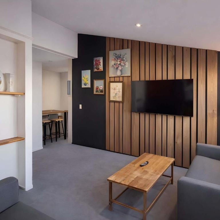 Greet Hotel Limoges Nord - Suite With One Double Bed And One Sofa Bed - 2