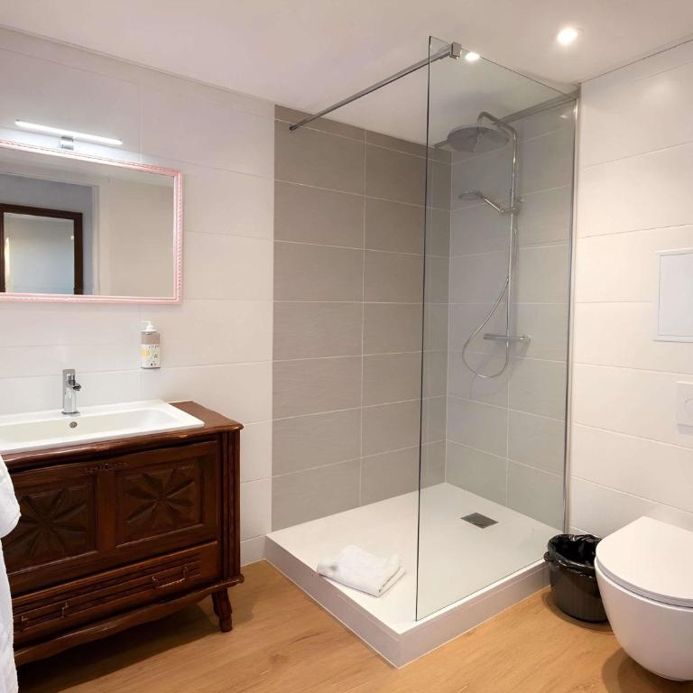 Greet Hotel Limoges Nord - Suite With One Double Bed And One Sofa Bed - 3