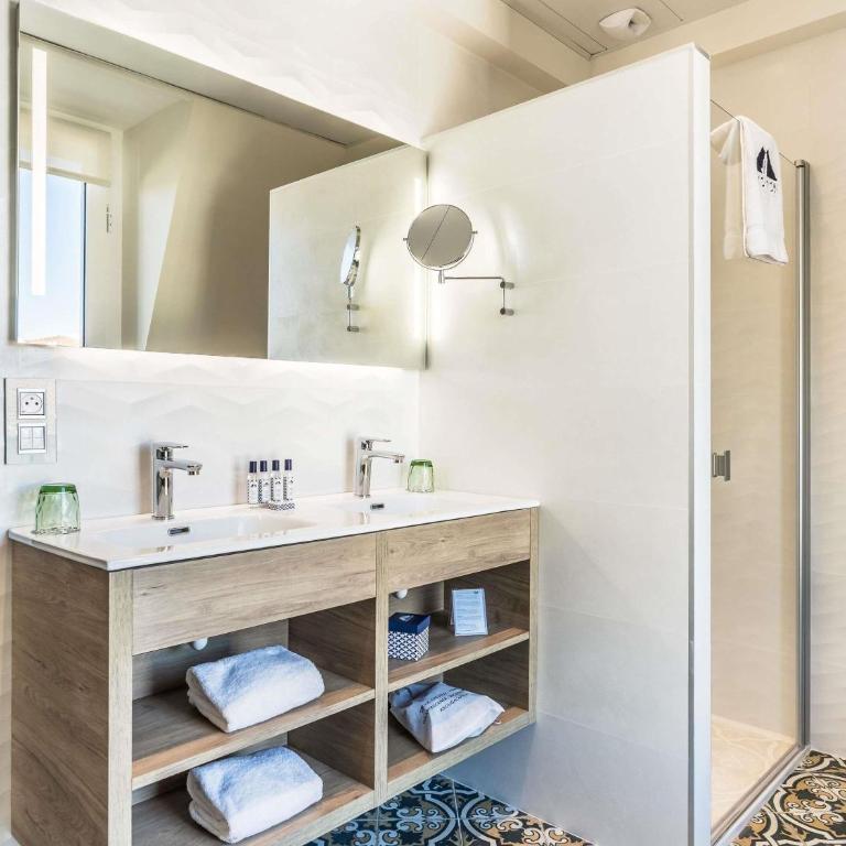MADISON Saint Jean de Luz - Handwritten Collection - Chambre Lit King-Size Deluxe - Étage Supérieur - 2