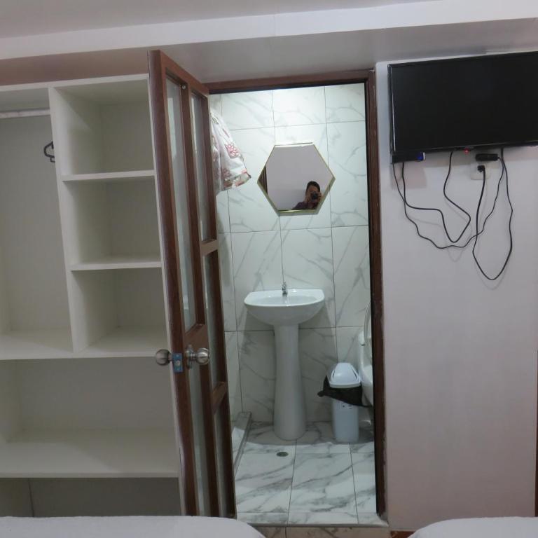 Hospedaje Apu San Isidro - Family Room with Private Bathroom - 6
