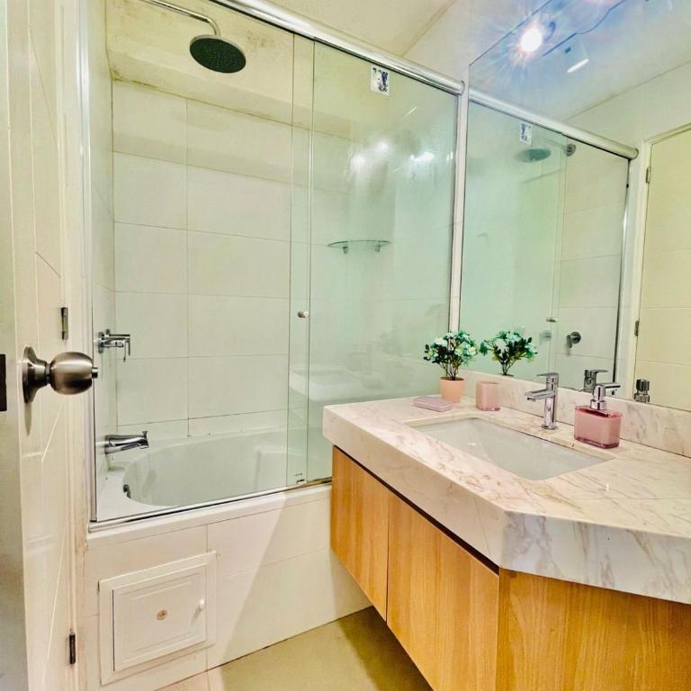 Lindas Habitaciones vista Parque Castilla - King Room with Garden View - 8