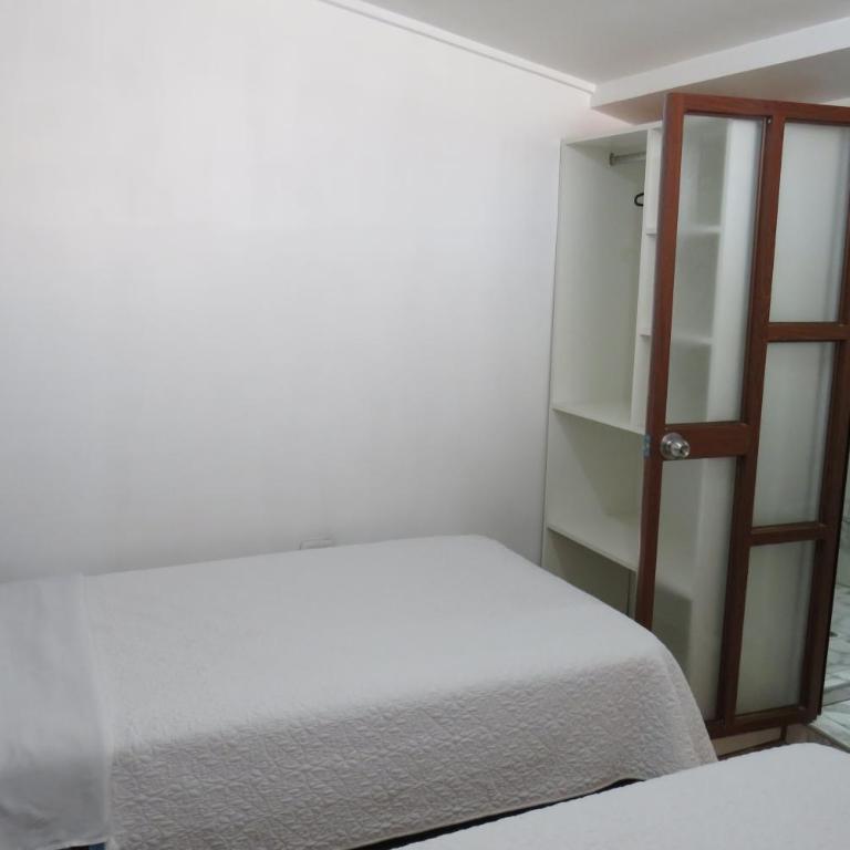 Hospedaje Apu San Isidro - Family Room with Private Bathroom - 2