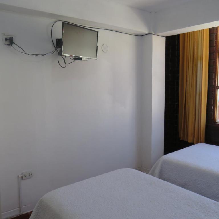 Hospedaje Apu San Isidro - Twin Room with Shared Bathroom - 2