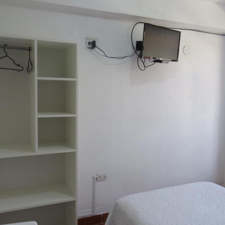 Hospedaje Apu San Isidro - Twin Room with Shared Bathroom - 12
