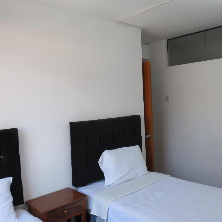 Hospedaje Apu San Isidro - Twin Room with Shared Bathroom - 13