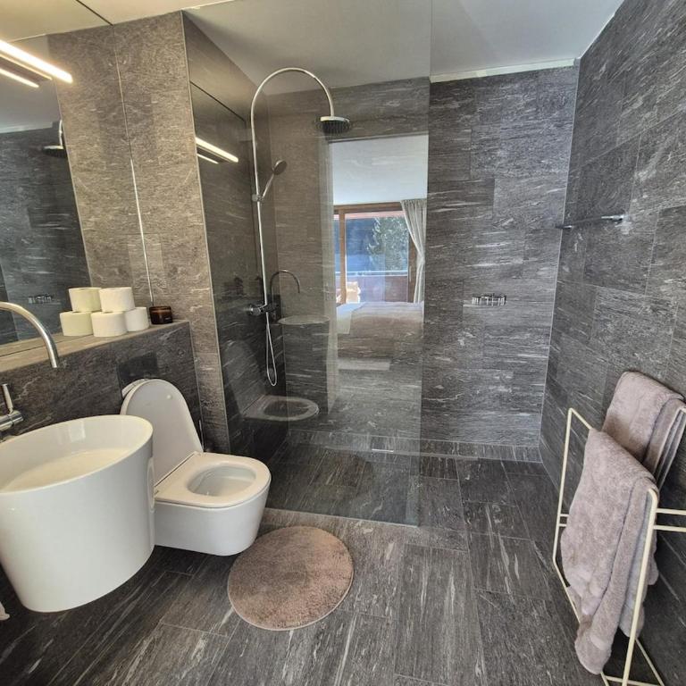 Modern Studio with Pool, Sauna & Mountain Views - Deluxe Studio - 4