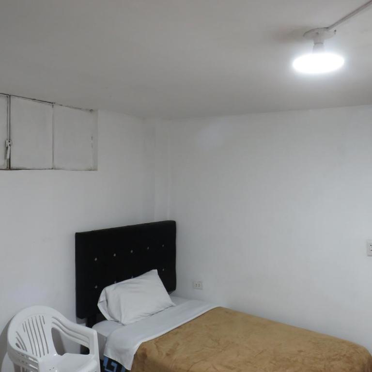 Hospedaje Apu San Isidro - Twin Room with Shared Bathroom - 1