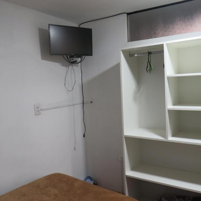 Hospedaje Apu San Isidro - Twin Room with Shared Bathroom - 3