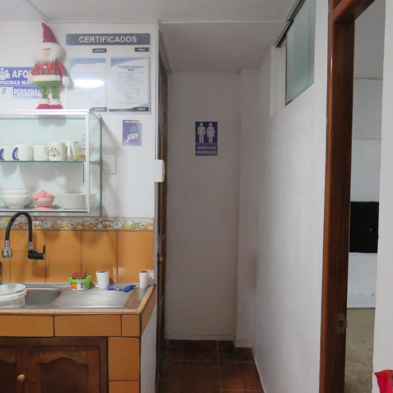 Hospedaje Apu San Isidro - Twin Room with Shared Bathroom - 7