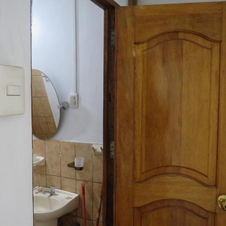 Hospedaje Apu San Isidro - Twin Room with Shared Bathroom - 8