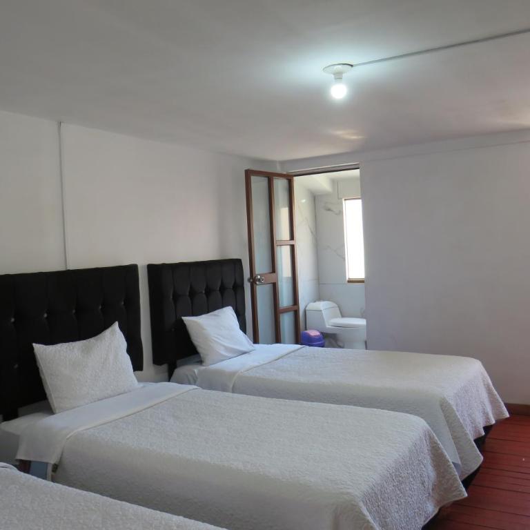 Hospedaje Apu San Isidro - Family Room with Private Bathroom - 3