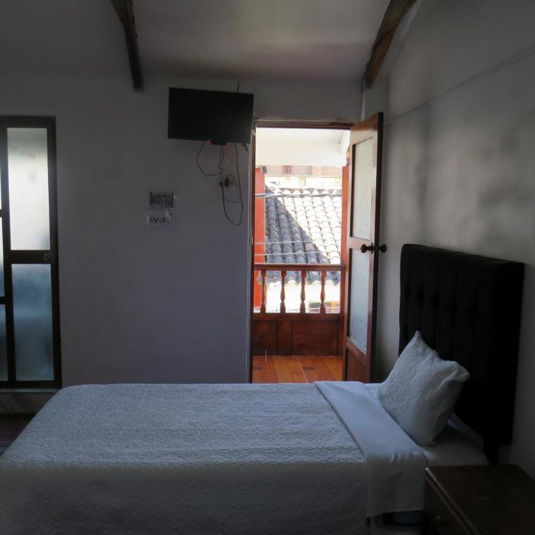 Hospedaje Apu San Isidro - Family Room with Private Bathroom - 2