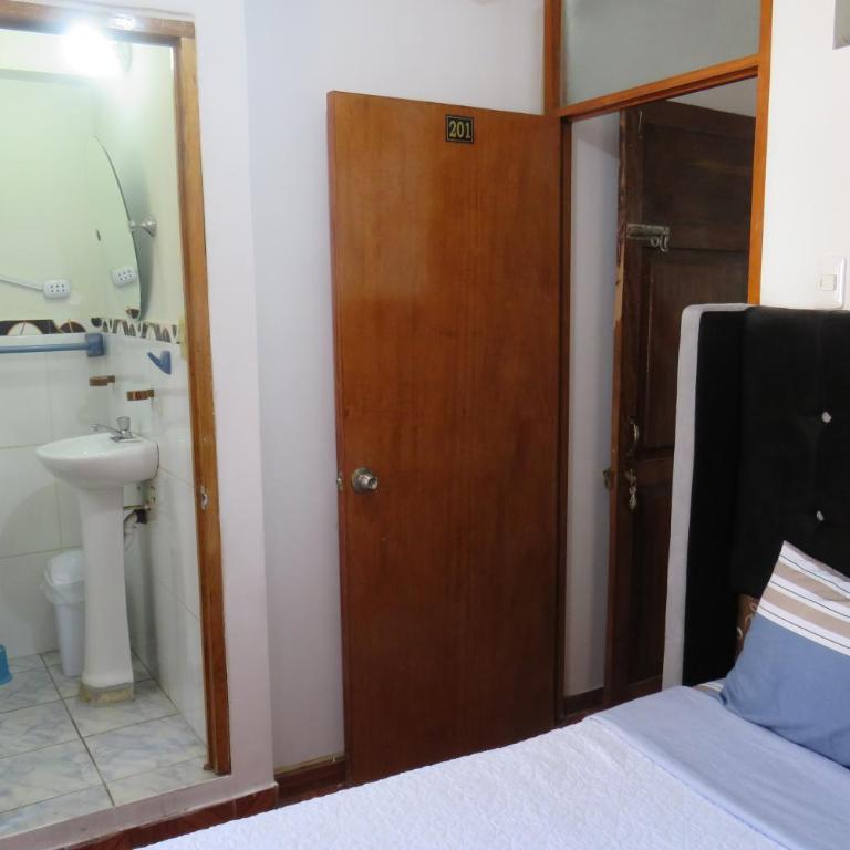 Hospedaje Apu San Isidro - Double Room with Private Bathroom - 1