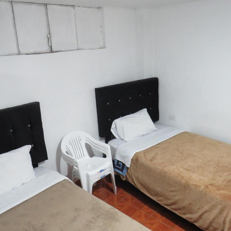 Hospedaje Apu San Isidro - Twin Room with Shared Bathroom - 2