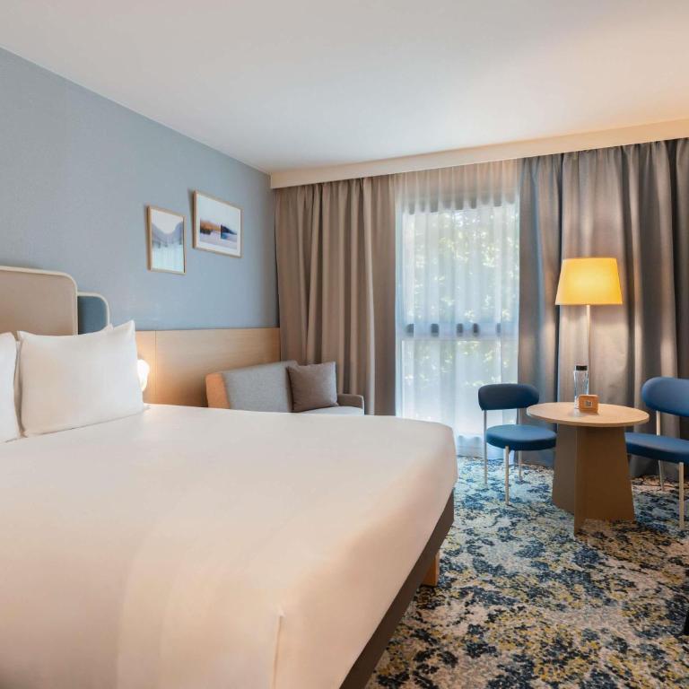 Hotel Mercure Blois Centre - Chambre Familiale avec Lit Double et Canapé-Lit - 1