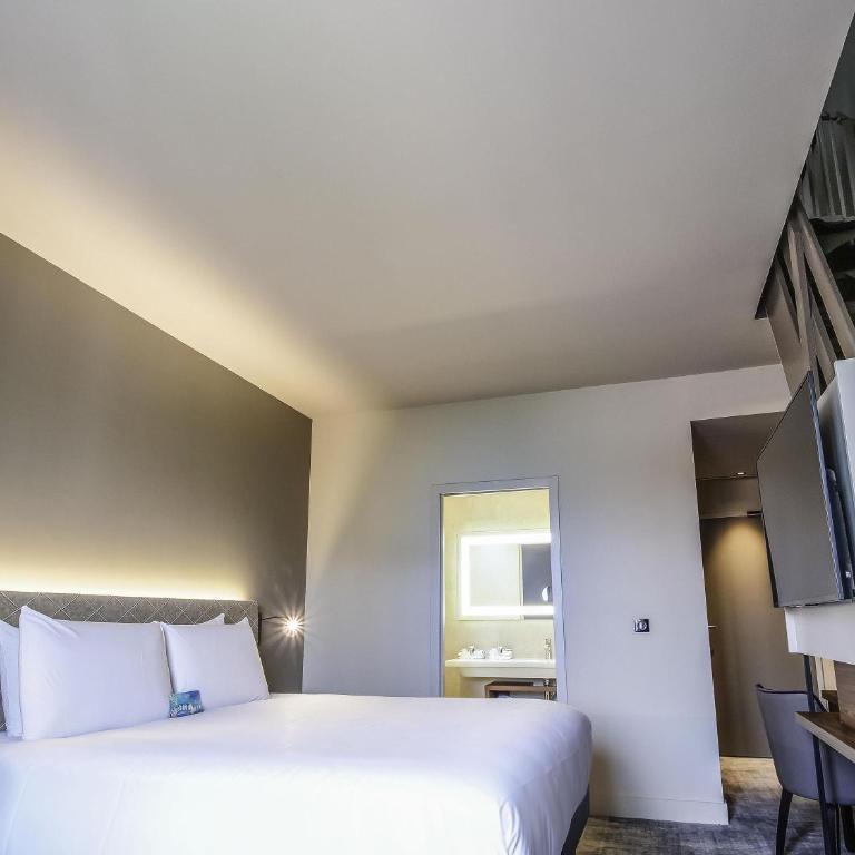Mercure Rennes Centre Place Bretagne - Family Suite with One Double Bed and Twin Beds - 4