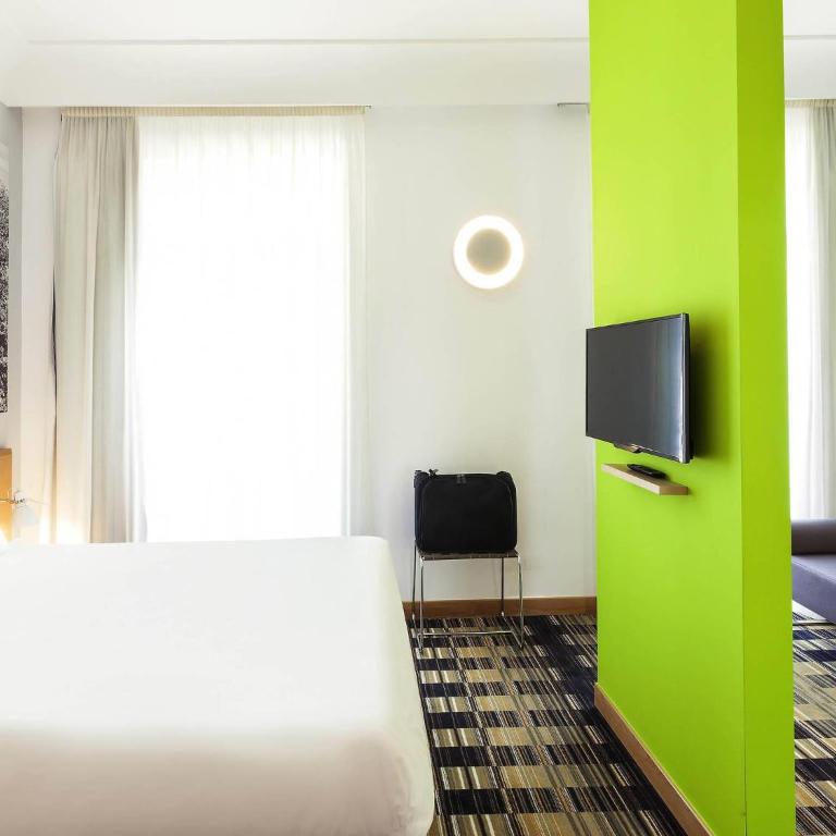 Ibis Styles Napoli Garibaldi - Camera Standard con 1 Letto Matrimoniale e 1 Letto Singolo - 3