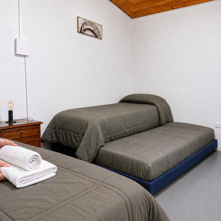 Casa para Familias con Pileta a 5 min del Centro - Four-Bedroom House - 9