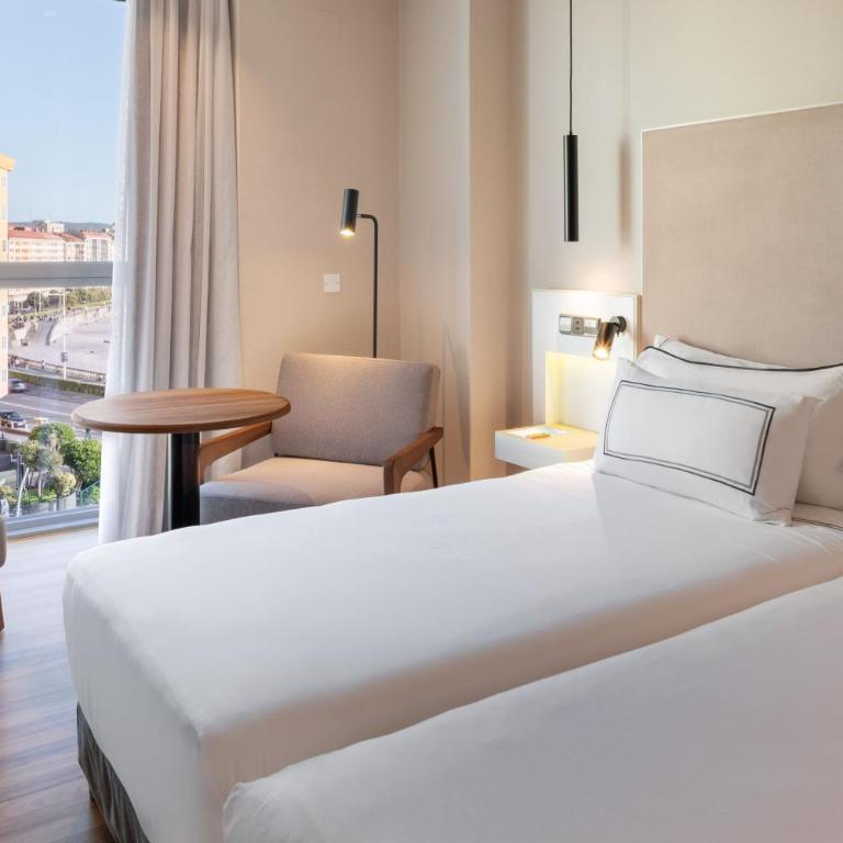 Meliá Maria Pita - Habitación Deluxe con vistas al mar y al paseo marítimo - 3