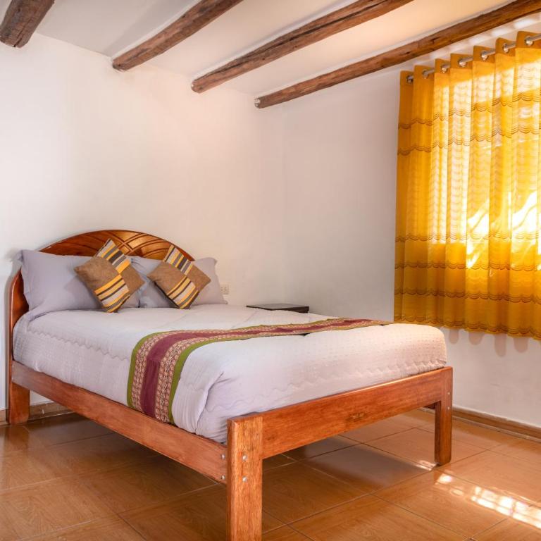 Julian's Garden - Double Room with Shared Bathroom - 2